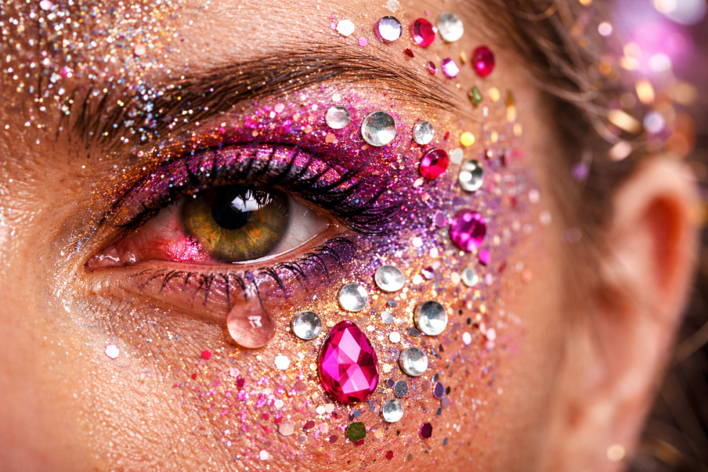 Maquiagem de carnaval com glitter e strass, destacando a importância da segurança ocular.