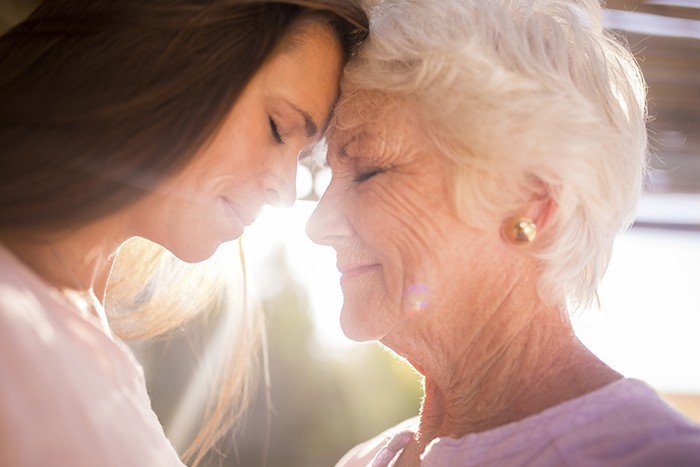 Cuidador ajudando uma pessoa idosa, simbolizando a síndrome do cuidador