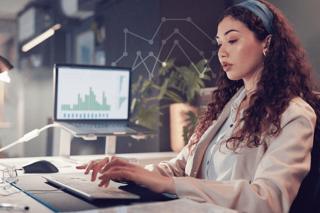 Nutricionista utilizando software de nutrição para otimizar atendimentos