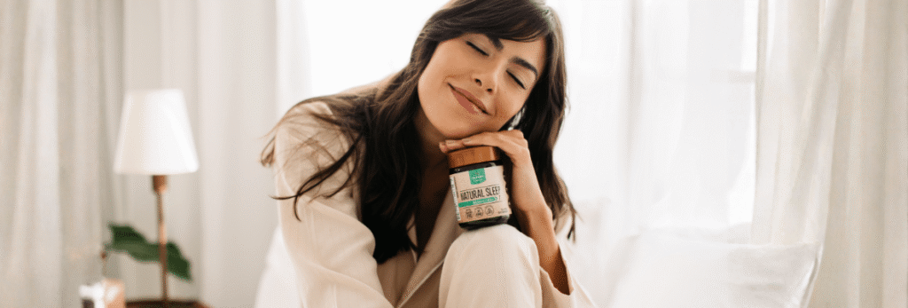 Mulher brasileira relaxando em um ambiente tranquilo enquanto dorme.