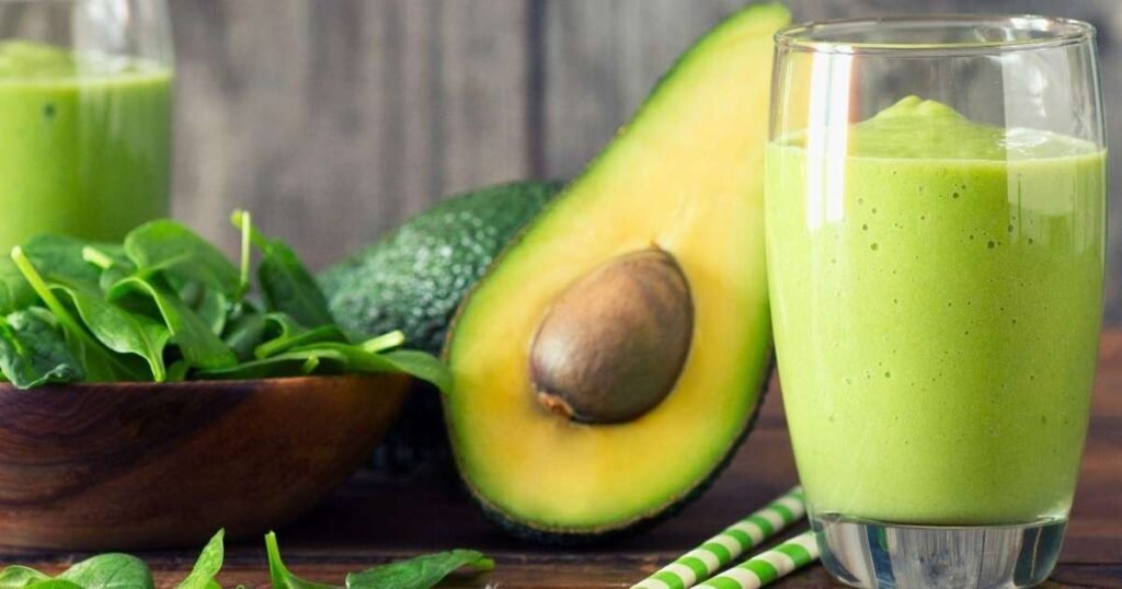 Abacate cortado com guacamole em uma tigela e torrada