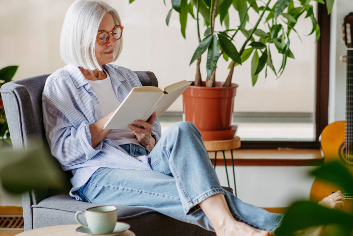 Mulher refletindo sozinha em um ambiente tranquilo, simbolizando a solidão escolhida e autoconhecimento