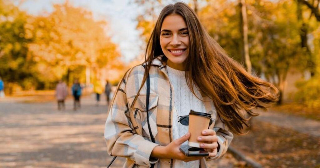 Cabelos saudáveis e bem cuidados no outono, com brilho e sem frizz
