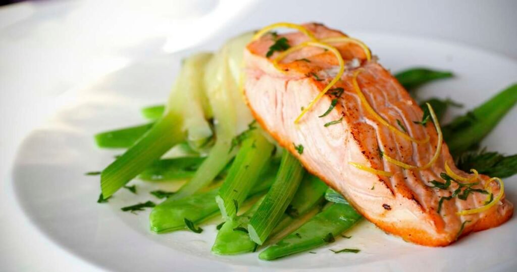 Prato saudável com ingredientes da dieta nórdica, incluindo peixes, vegetais e frutas vermelhas.