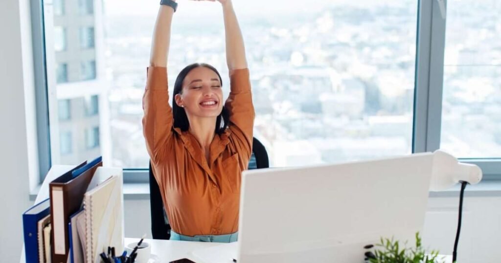 Pessoa trabalhando em home office com boa postura na coluna