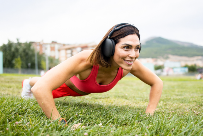 Mulher praticando calistenia em casa durante a pré-menopausa