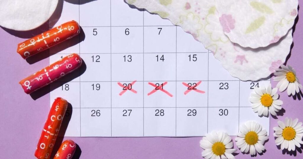 Mulher segurando um calendário menstrual com anotações sobre o ciclo menstrual irregular.