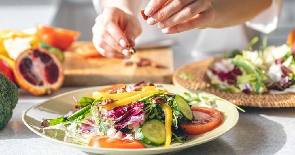 Prato de alimentos da dieta anti-inflamatória, incluindo frutas, verduras e cereais integrais