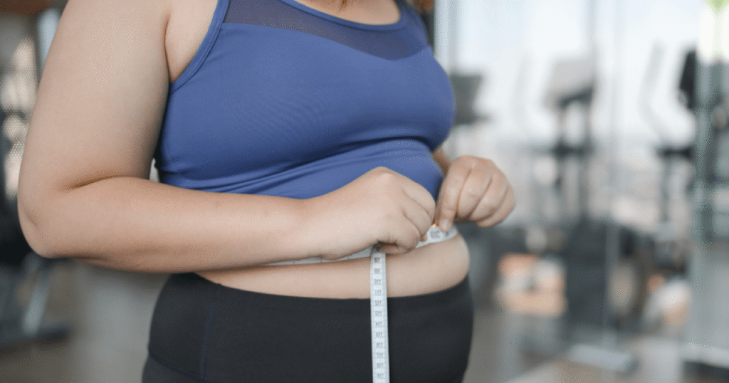 Infográfico sobre a relação entre obesidade e 13 tipos de câncer, destacando os riscos e as estatísticas no Brasil.