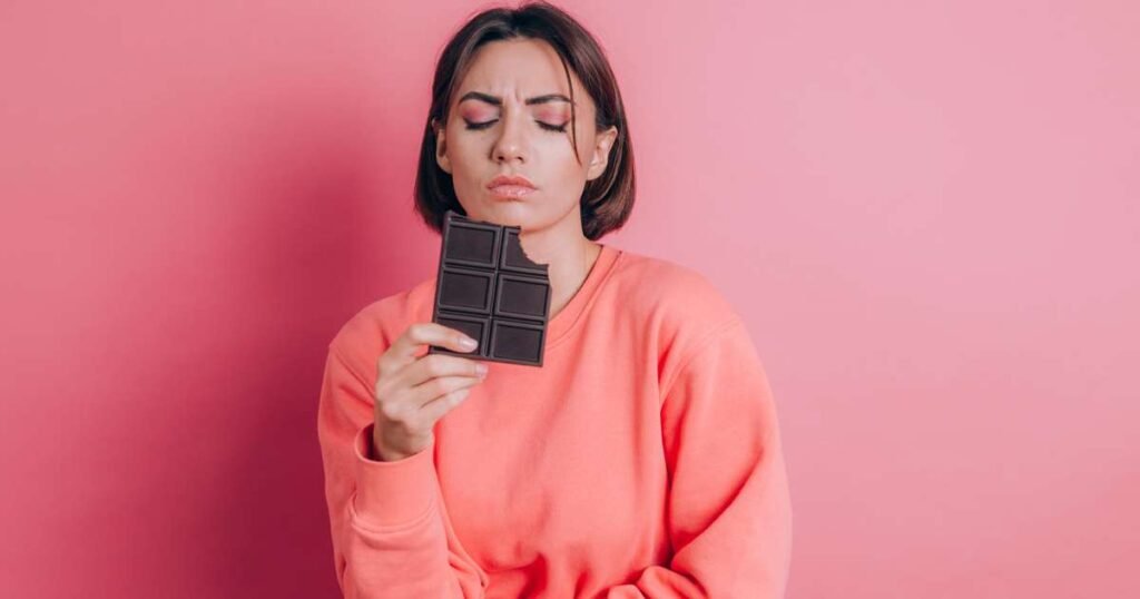 Uma caneta emagrecedora ao lado de uma barra de chocolate amargo e ovos de Páscoa