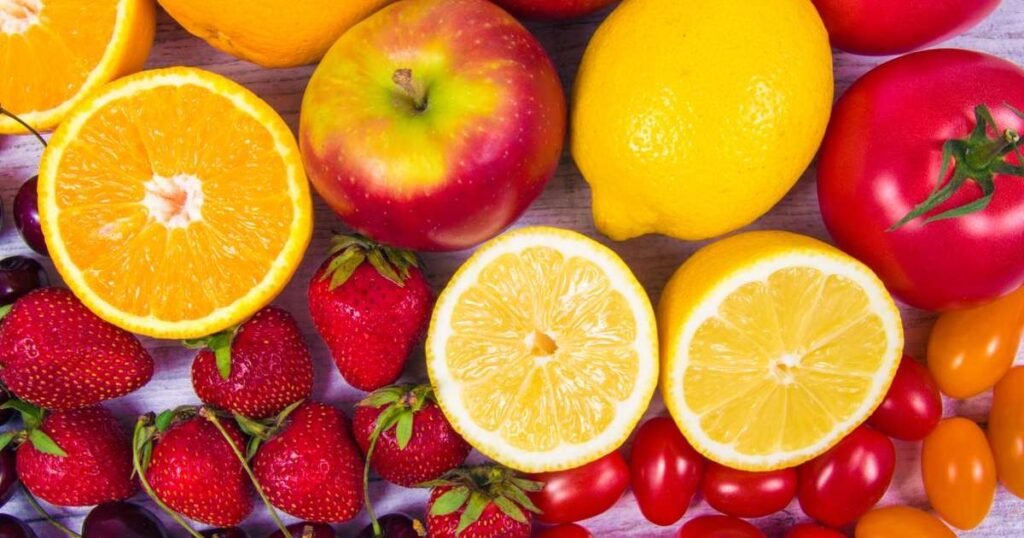 Frutas e vegetais ricos em vitamina C, incluindo acerola, laranja, limão, goiaba, pimentão verde, brócolis, couve, tomate, morango e kiwi.