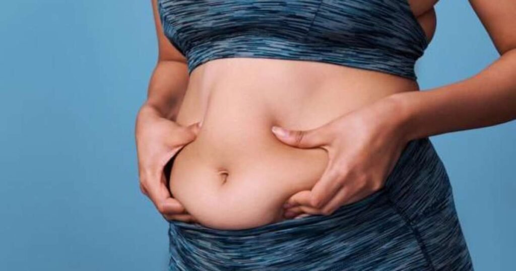 Mulher saudável praticando exercícios ao ar livre para perder gordura abdominal