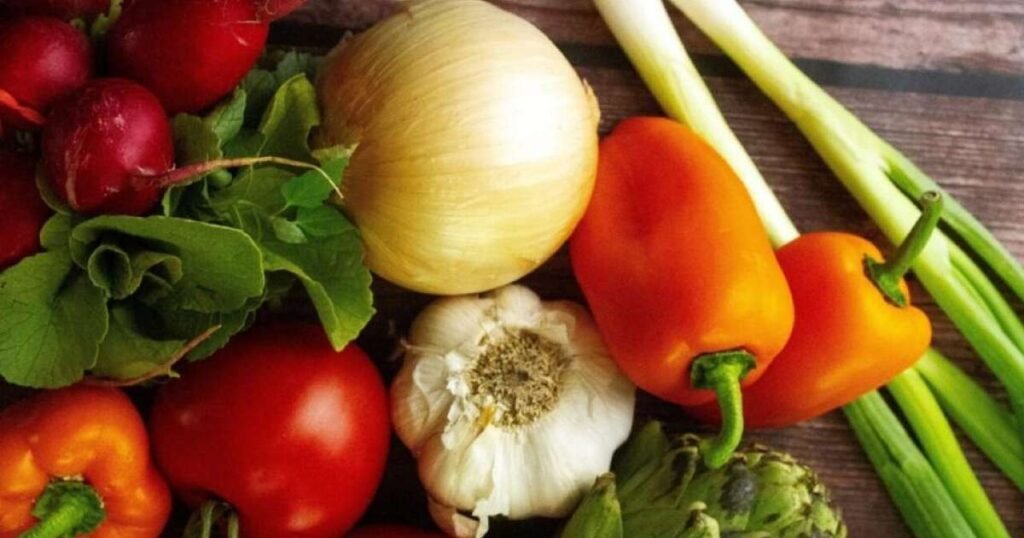 Sete alimentos que fortalecem a imunidade e ajudam a evitar resfriados, incluindo laranja, limão, kiwi, acerola, tomate, peixes e nozes.