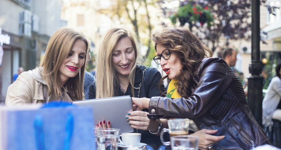 Amigas se apoiando durante a menopausa