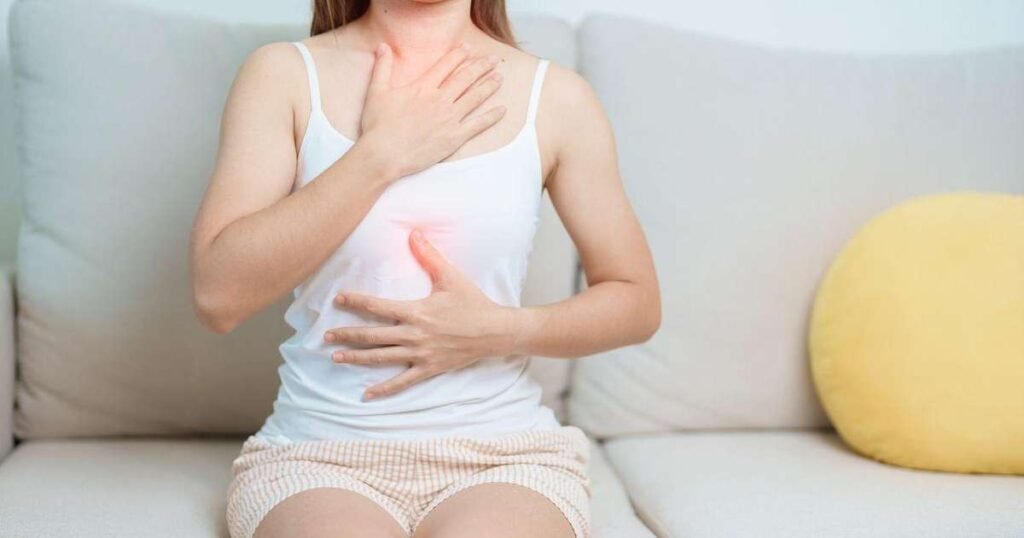 Imagem ilustrativa de uma pessoa sentindo azia após comer