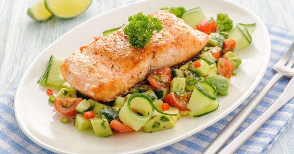 Prato de peixe grelhado servido com legumes frescos