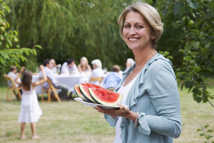 Pessoa desfrutando de uma refeição saudável durante as férias com amigos