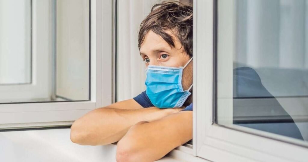 Prato colorido com alimentos à base de plantas, incluindo frutas, vegetais e grãos integrais