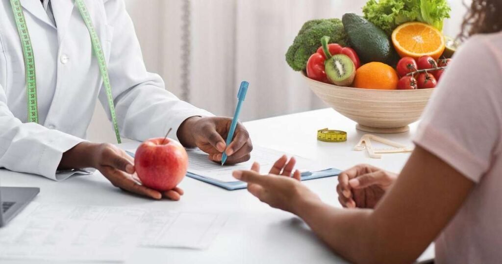 Prato colorido com alimentos saudáveis para combater endometriose e SOP