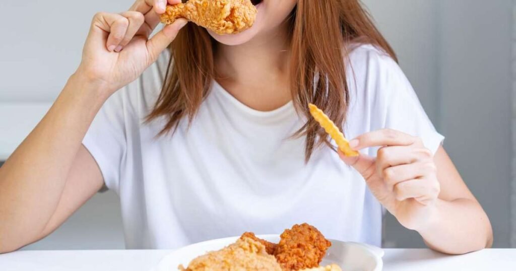 Prato saudável com alimentos ricos em proteínas e fibras, como ovos, legumes e grãos integrais.