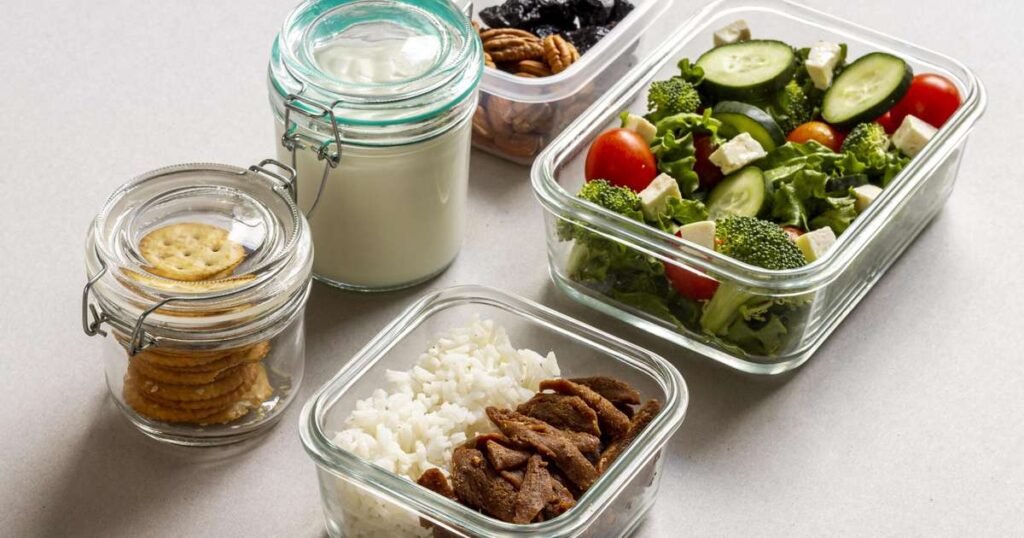 Potes de vidro herméticos com alimentos armazenados