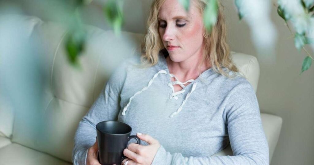 Mulher em fase de menopausa buscando informações sobre tratamentos