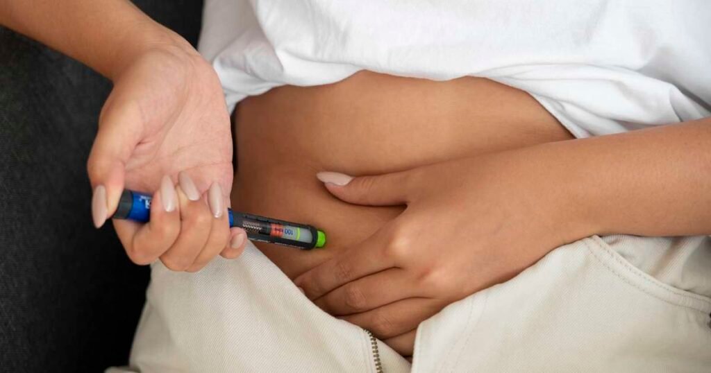 Efeitos colaterais do Ozempic em destaque com representação gráfica dos novos sintomas identificados