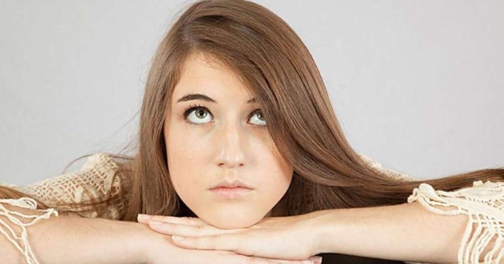 Pessoa idosa pensando enquanto segura fotos antigas, simbolizando a memória e a saúde mental.