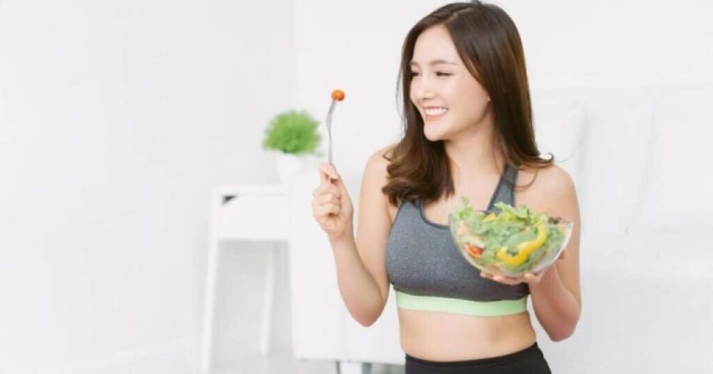 Diversos alimentos laxantes, incluindo mamão, aveia, ameixa e laranja, dispostos em uma mesa