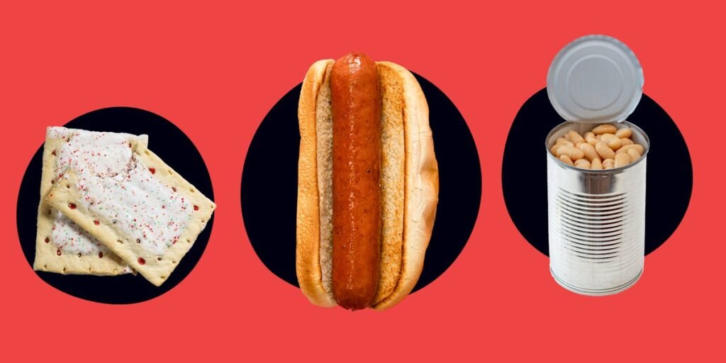 Variedade de alimentos processados e saudáveis, incluindo frutas, vegetais e lanches