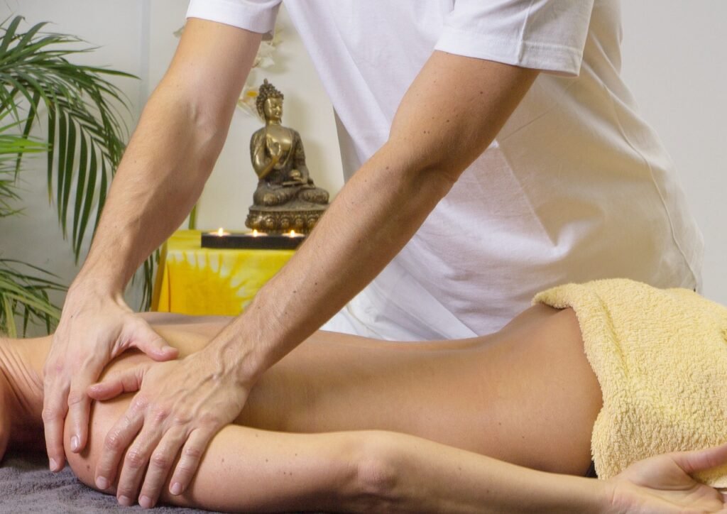 Pessoa recebendo massagem terapêutica relaxante