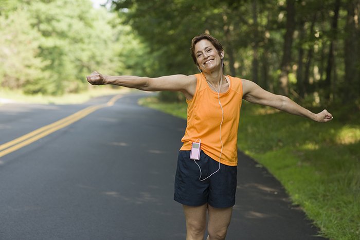 Mulher correndo ao ar livre, simbolizando os benefícios mentais do running