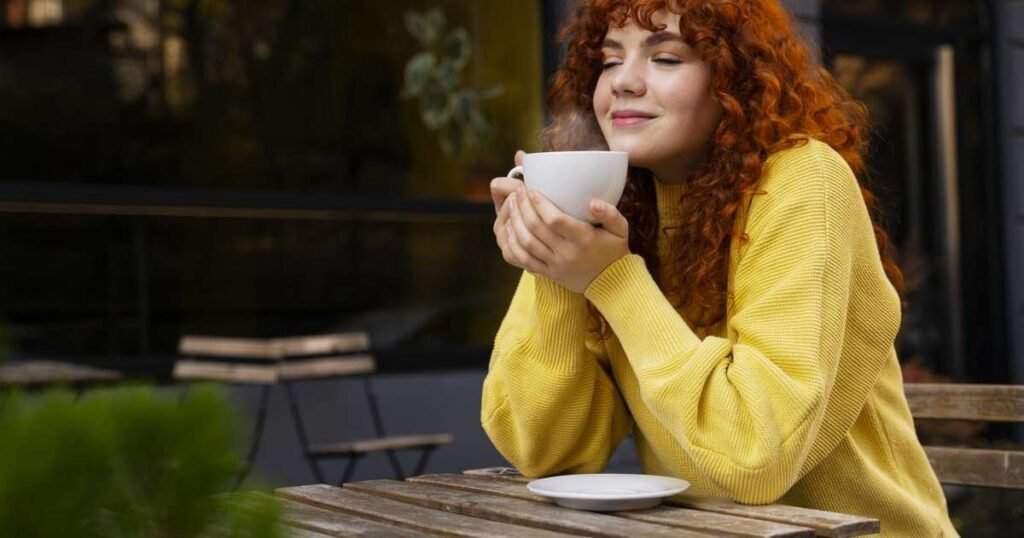 Copo de café fresco sobre uma mesa, simbolizando os benefícios e riscos do consumo de café