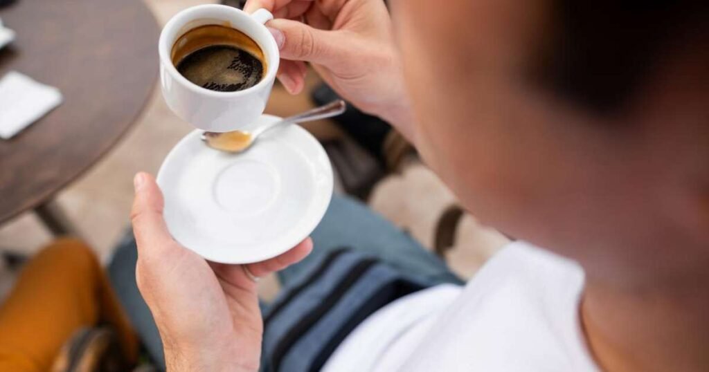 Copo de café ao lado de alimentos saudáveis como vegetais e grãos