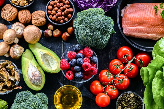 Prato com alimentos da dieta cetogênica, incluindo carnes, vegetais e abacate