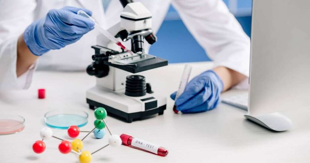 Imagem ilustrativa da técnica de edição genética CRISPR-Cas9 em ação, mostrando moléculas de DNA sendo modificadas.