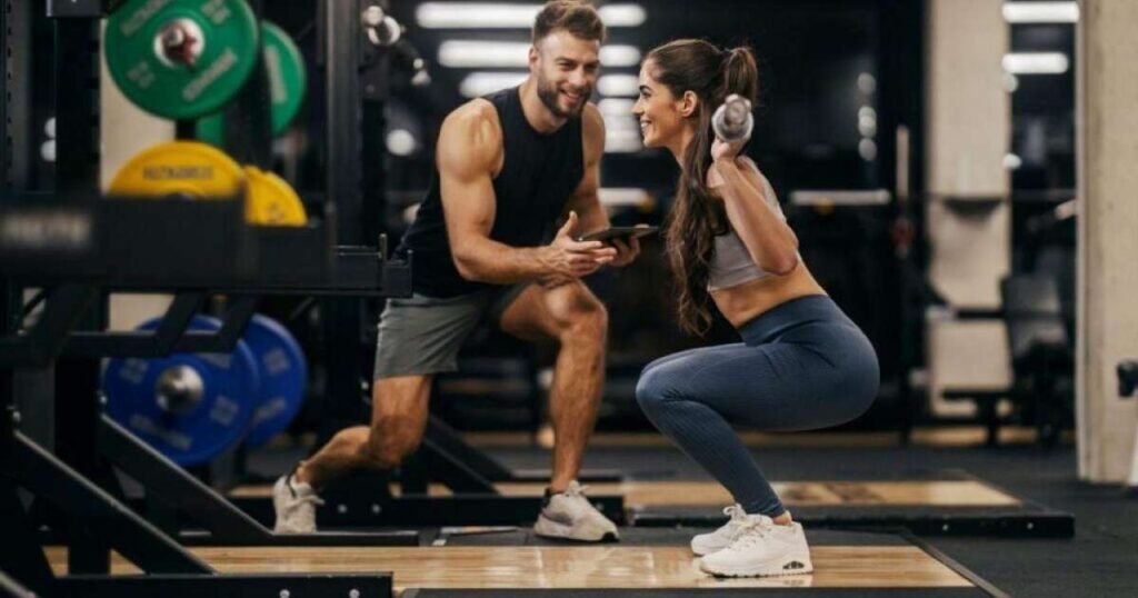 Pessoa malhando em uma academia com pesos, ilustrando a frequência ideal de treinos em musculação.