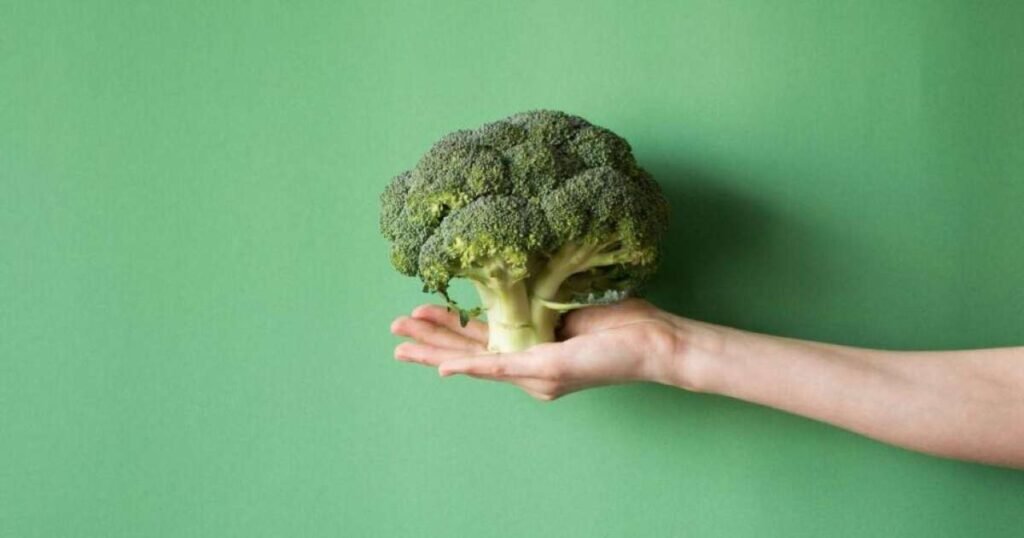 Diversos alimentos saudáveis para o fígado, incluindo frutas vermelhas, nozes, azeite de oliva e chá verde.