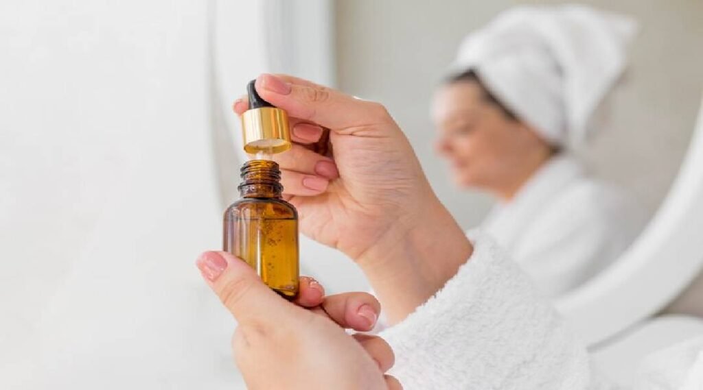 Frascos de sérum facial com diferentes texturas e cores
