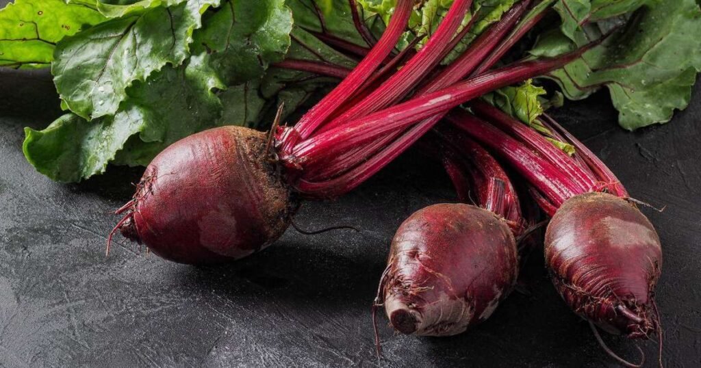 Beterraba fresca com folhas verdes, destacando seus benefícios para a saúde cardiovascular e renal.
