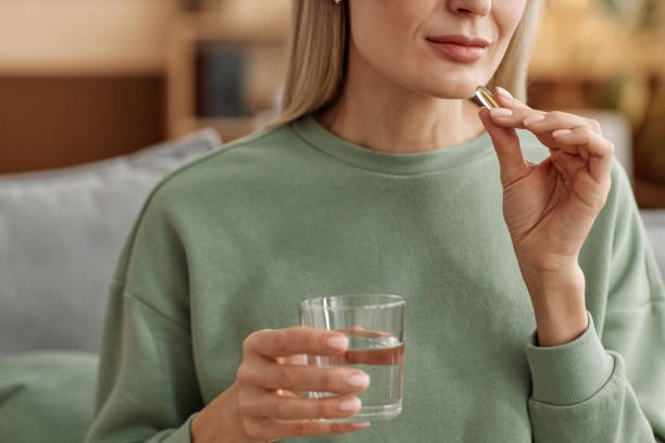 Vários alimentos ricos em vitaminas que aumentam a energia, como frutas, vegetais, e grãos.