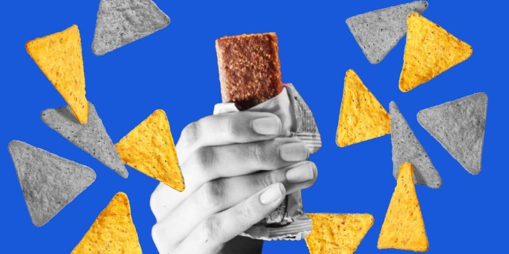 Lanches ricos em proteínas saudáveis, como barras de proteína e snacks de carne, dispostos em uma mesa