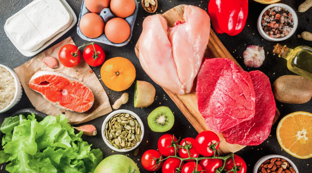 Dieta saudável com frutas, verduras, proteínas magras e grãos integrais, ideal para quem toma Mounjaro