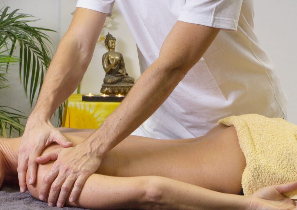 Uma pessoa recebendo uma massagem terapêutica em um ambiente relaxante