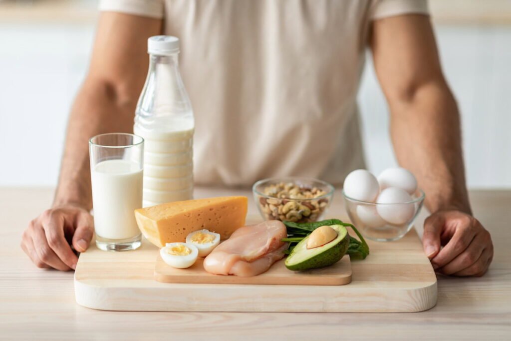 Refeições saudáveis para engordar de forma equilibrada, incluindo frutas, proteínas e gorduras saudáveis.