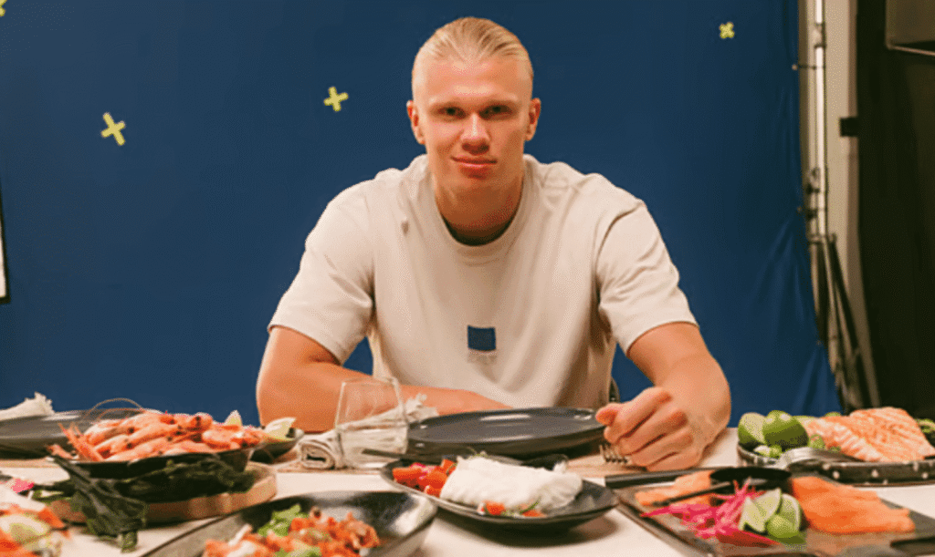 Erling Haaland em ação no campo, representando sua dieta e estilo de vida saudável.