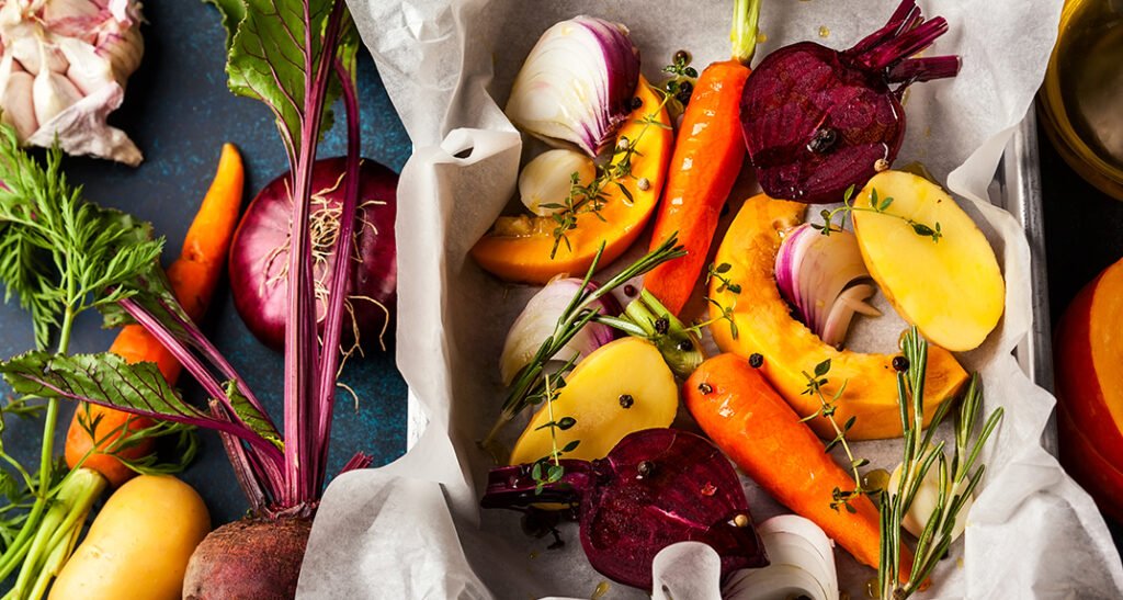 10 alimentos para fortalecer o sistema imunológico, incluindo frutas cítricas, brócolis, alho, gengibre, espinafre, amêndoas, chá verde, papaia, frango e mariscos.