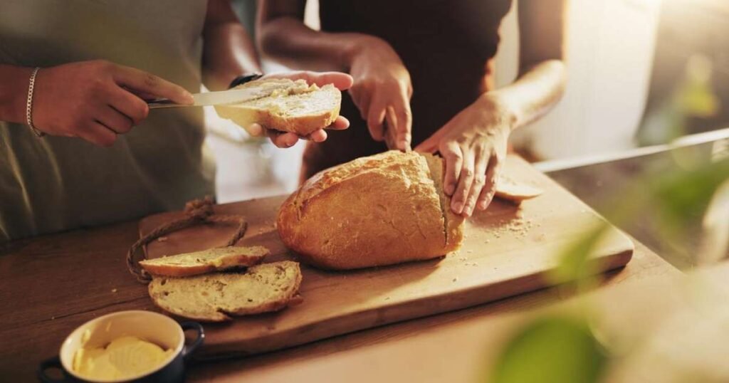 Alternativas saudáveis para substituir o pão no café da manhã, incluindo aveia, ovos, iogurte, frutas e sementes