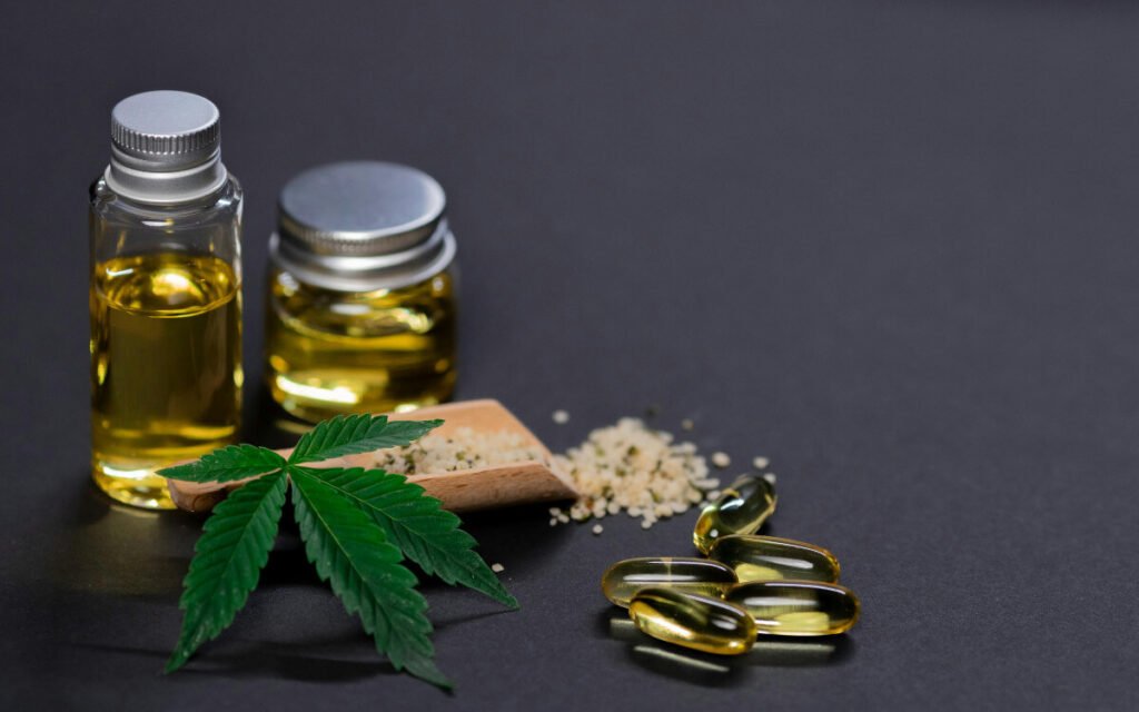 Mulheres discutindo alternativas de tratamento para endometriose com foco no uso de CBD