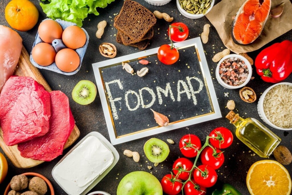 Alimentos ricos e pobres em FODMAPs exibidos em uma tabela colorida.